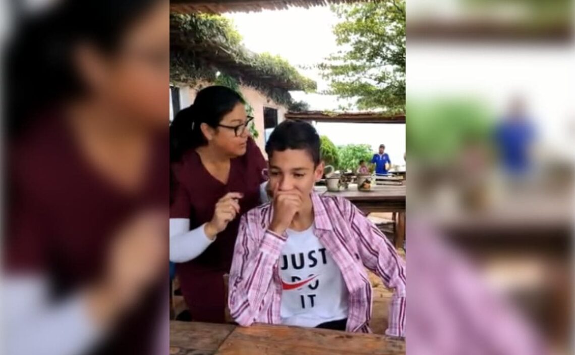 Klener el niño con discapacidad auditiva que ha escuchado por primera vez y se ha hecho viral