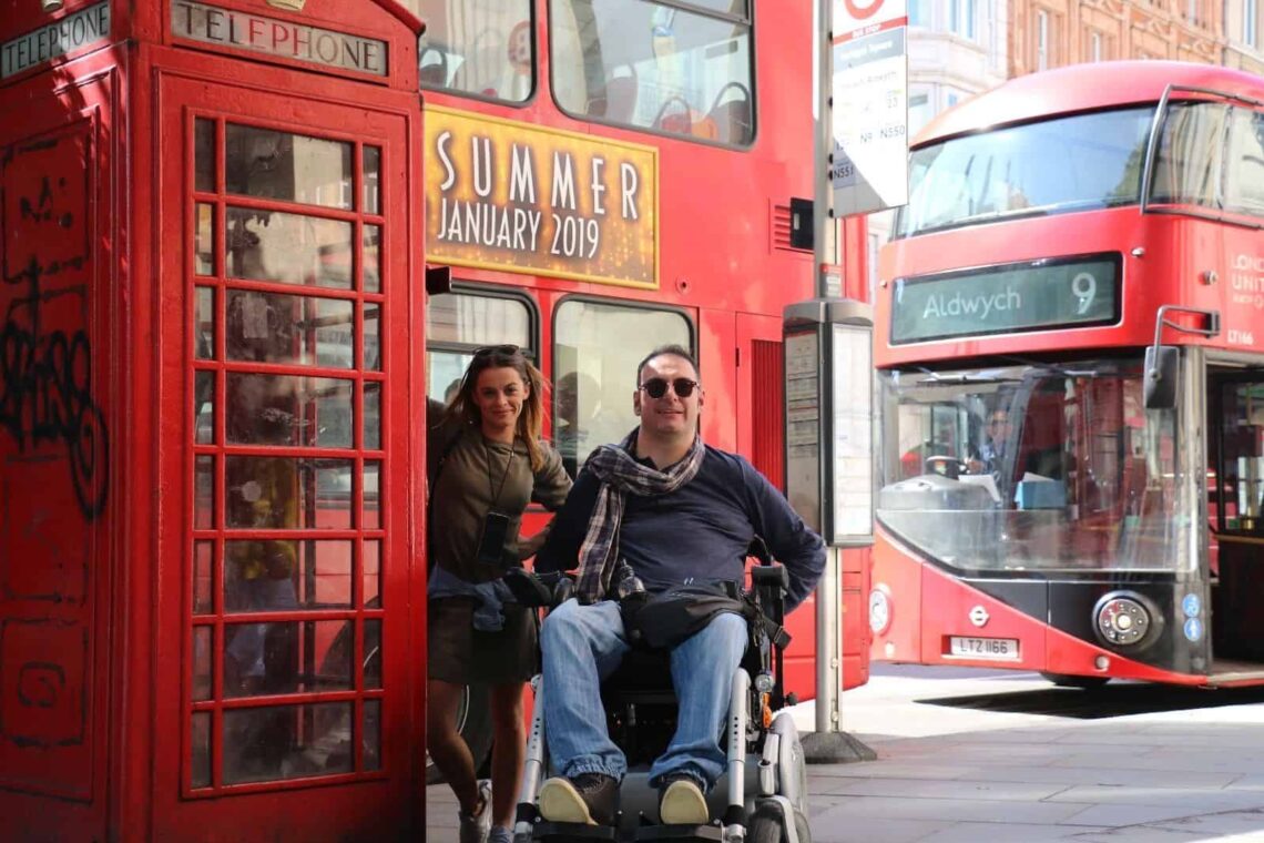 Pareja disfrutando de Londres en silla de ruedas.