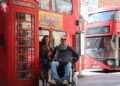 Pareja disfrutando de Londres en silla de ruedas.
