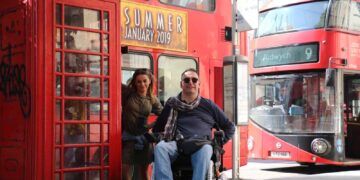 Pareja disfrutando de Londres en silla de ruedas.