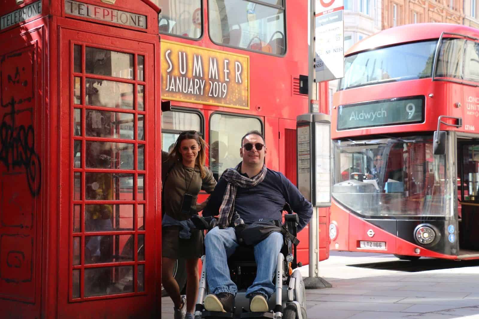 Pareja disfrutando de Londres en silla de ruedas.