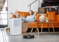 OCU, Robot aspirador, aspirador, mujer en salón