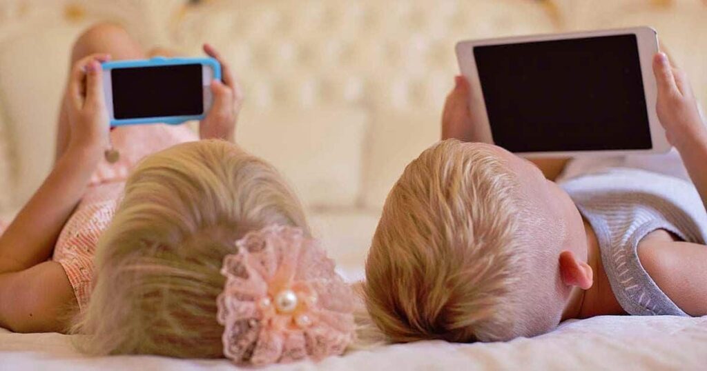 La OMS “prohíbe” el uso de pantallas en los niños
