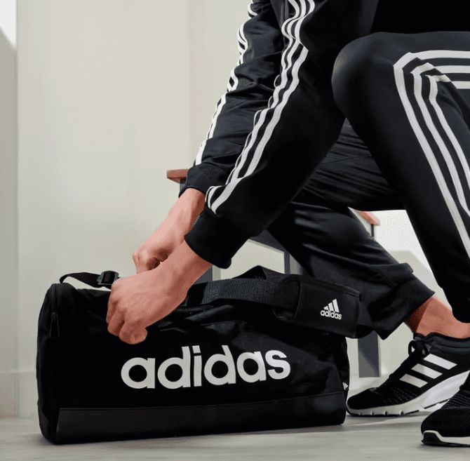 La bolsa Adidas con descuento en Decathlon tiene un asa bandolera acolchada