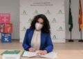 La consejera de Igualdad, Rocio Ruiz, firmando el convenio con entidades bancarias