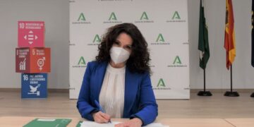 La consejera de Igualdad, Rocio Ruiz, firmando el convenio con entidades bancarias