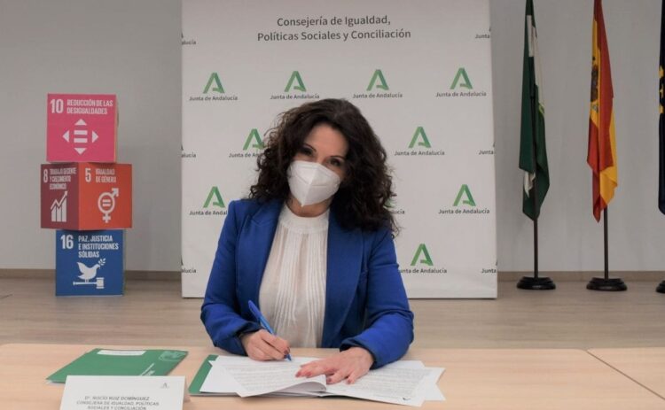 La consejera de Igualdad, Rocio Ruiz, firmando el convenio con entidades bancarias