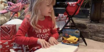 La emocionante reacción de una niña ciega al recibir los libros de Harry Potter en braille