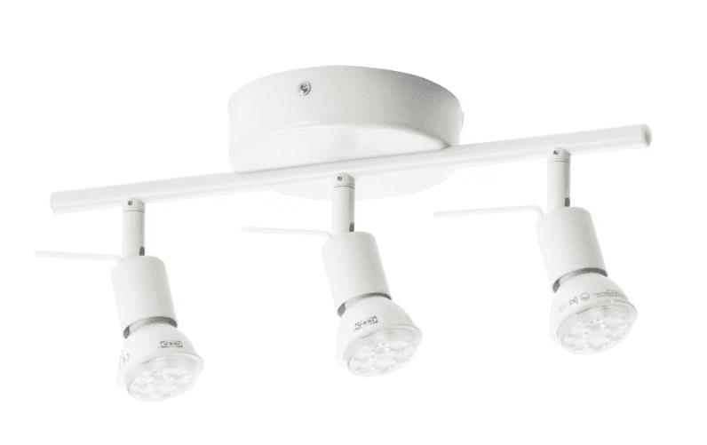 La lámpara de tres focos de Ikea es regulable