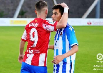 Dos jugadores de LaLiga Genuine Santander durante un partido