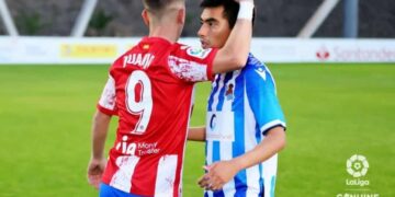 Dos jugadores de LaLiga Genuine Santander durante un partido