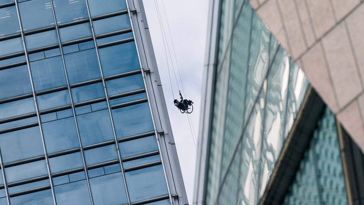 Lai Chi-wai escala un edificio en Hong Kong en silla de ruedas
