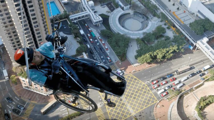 Lai Chi-wai escala un edificio en Hong Kong en silla de ruedas