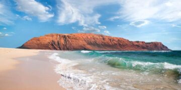 Playa situada en Lanzarote, la isla más oriental del archipiélago canario