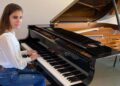 Laura Diepstraten junto a su piano