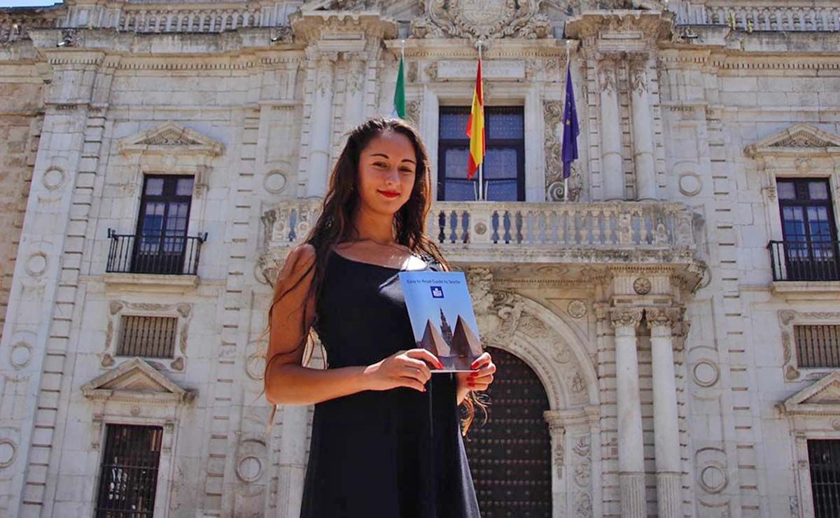 Laura Franco junto a su guía de turismo inclusivo