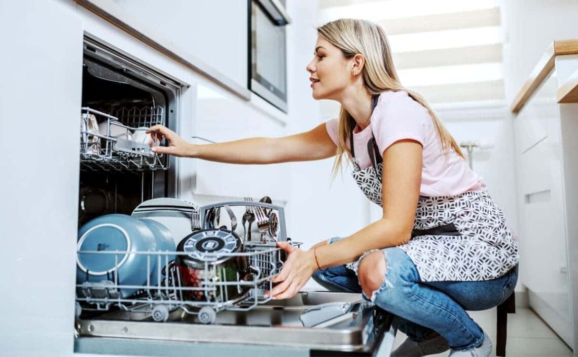 Limpieza del lavavajillas, según la OCU./ Licencia Adobe Stock