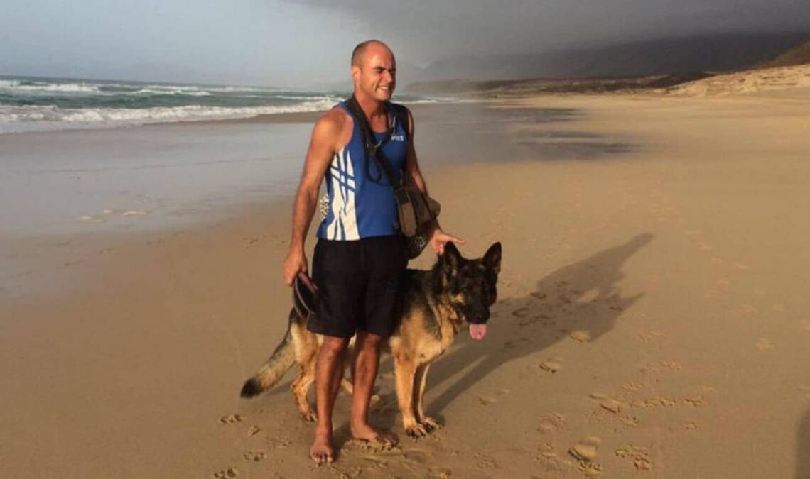 Pedro con su perro guía en la playa