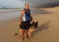 Pedro con su perro guía en la playa