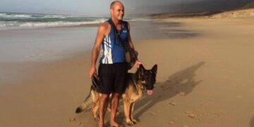 Pedro con su perro guía en la playa
