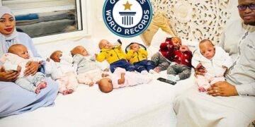 Nonillizos del Libro Guinness de récords mundiales con sus padres