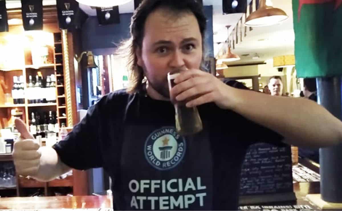 Entró en el libro guinness de records mundiales bebiendo