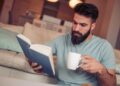 Libros de CaixaBank para ahorrar./ Foto de Canva
