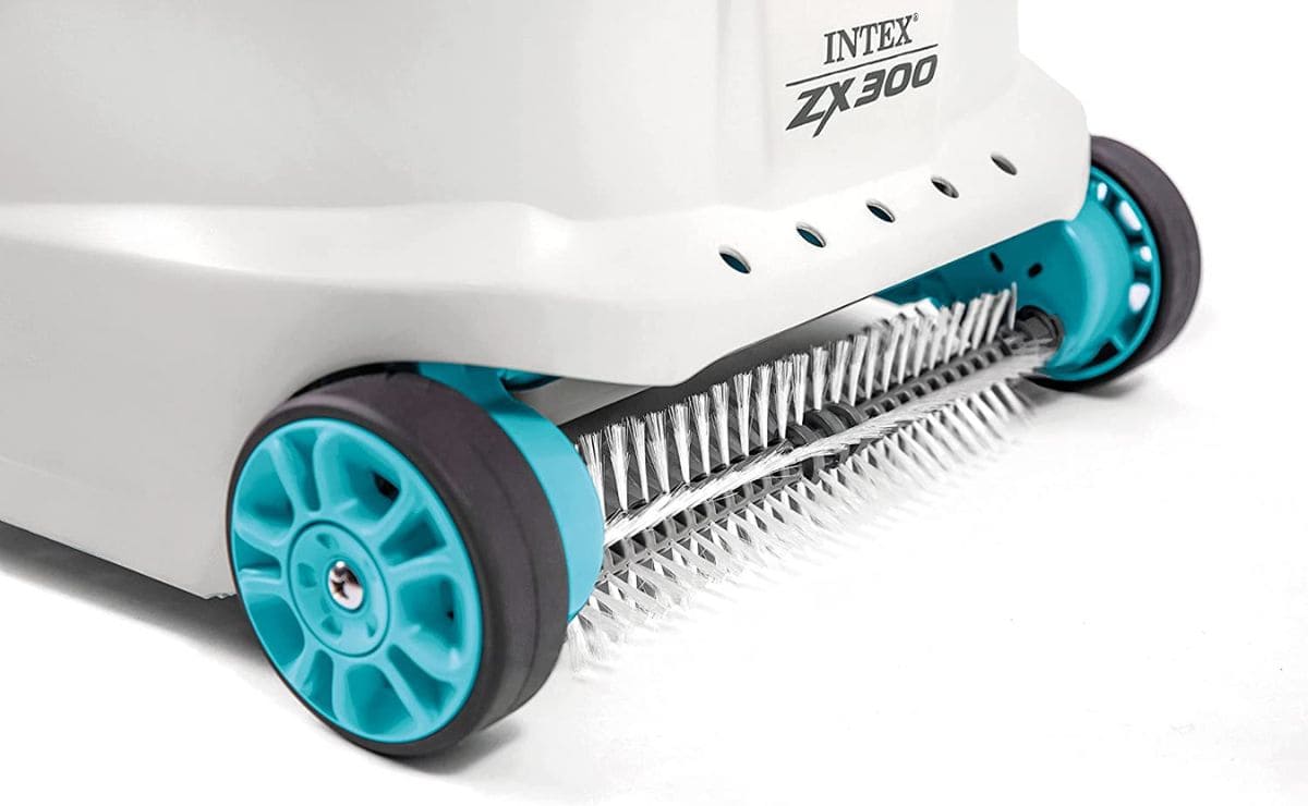 Con sus ruedas, este robot limpiafondos de piscina de Leroy Merlin puede ir por el fondo y la pared