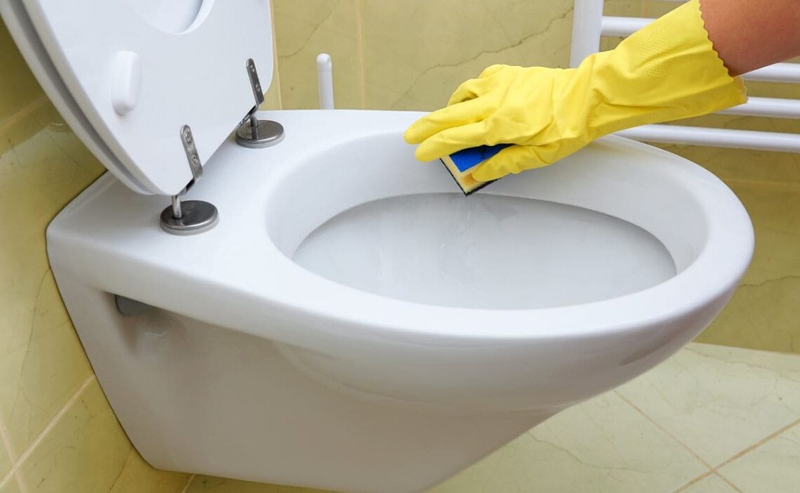 Cómo limpiar las manchas marrones del WC: estos trucos son infalibles