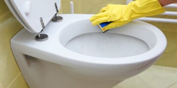 Cómo limpiar las manchas marrones del WC: estos trucos son infalibles