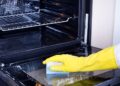 Cómo limpiar la bandeja del horno con bicarbonato