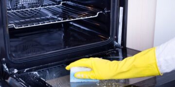 Cómo limpiar la bandeja del horno con bicarbonato
