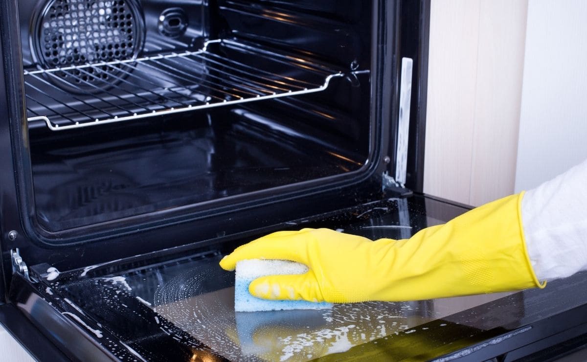 Cómo limpiar la bandeja del horno con bicarbonato 