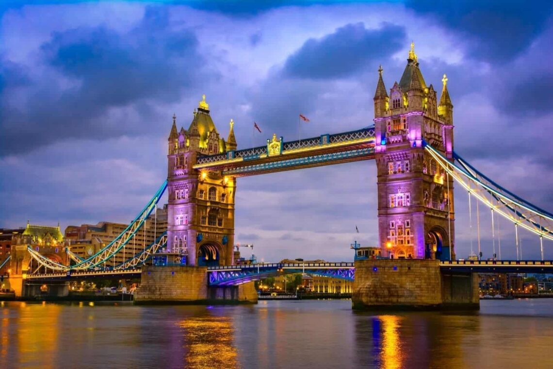 Vista del Puente de la Torre de noche con iluminación. Londres accesible.