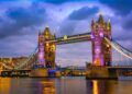 Vista del Puente de la Torre de noche con iluminación. Londres accesible.
