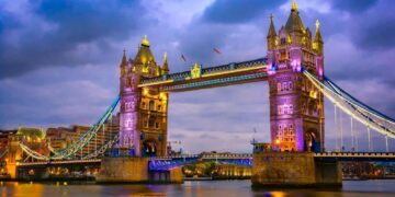Vista del Puente de la Torre de noche con iluminación. Londres accesible.
