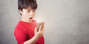 WhatsApp, teléfono móvil, niño sorpresa