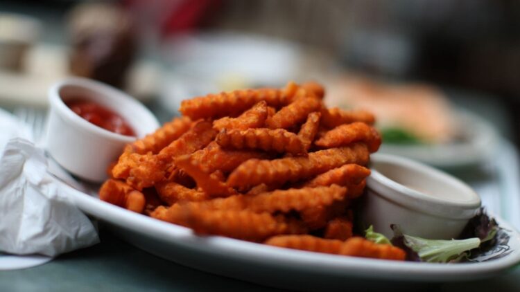 Los alimentos fritos pueden aumentar el riesgo de muerte súbita cardíaca, según la UAB (USA)