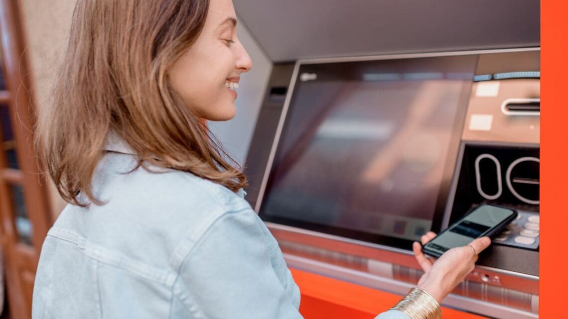 Las nuevas ventajas de los cajeros automáticos de BBVA y CaixaBank