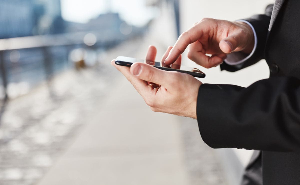 DGT, carnet de conducir, teléfono móvil