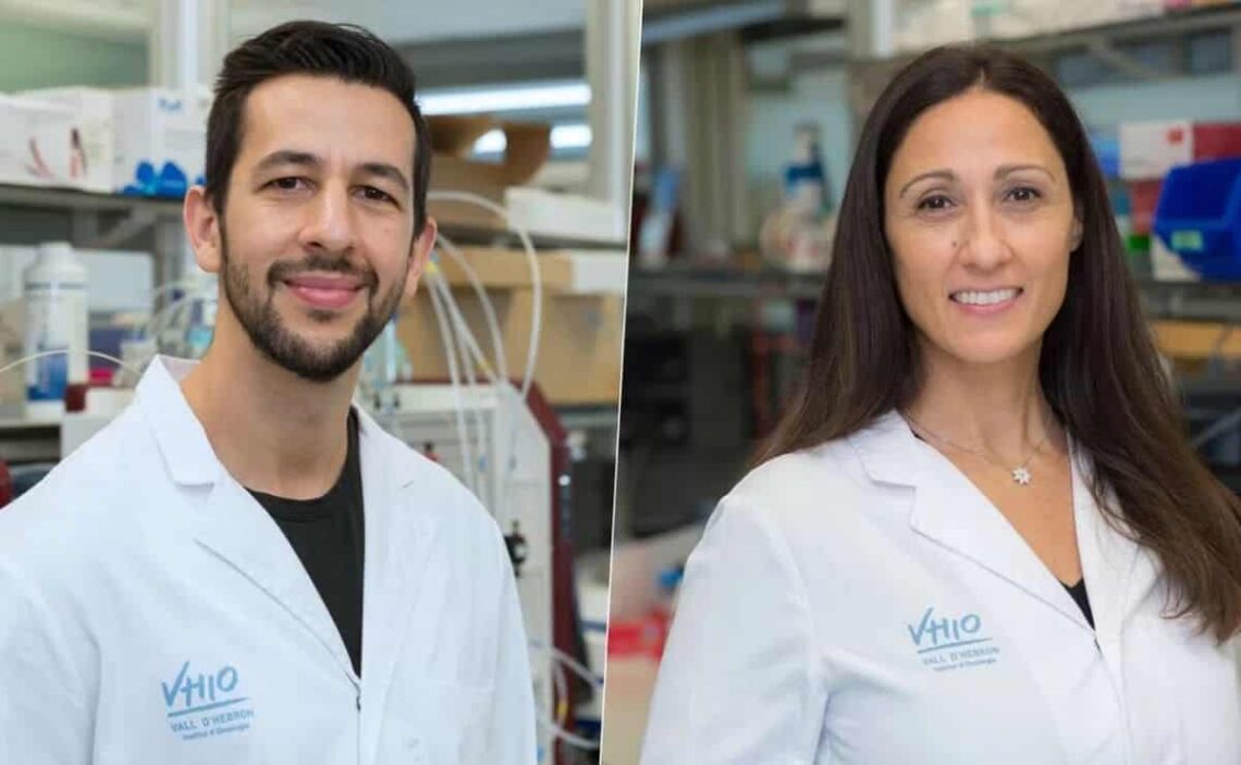 Los investigadores Daniel Massó y Laura Soucek. Vall d’Hebron Instituto de Oncología (VHIO).