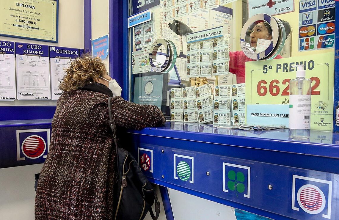 Una mujer comprando un boleto de Lotería de Navidad