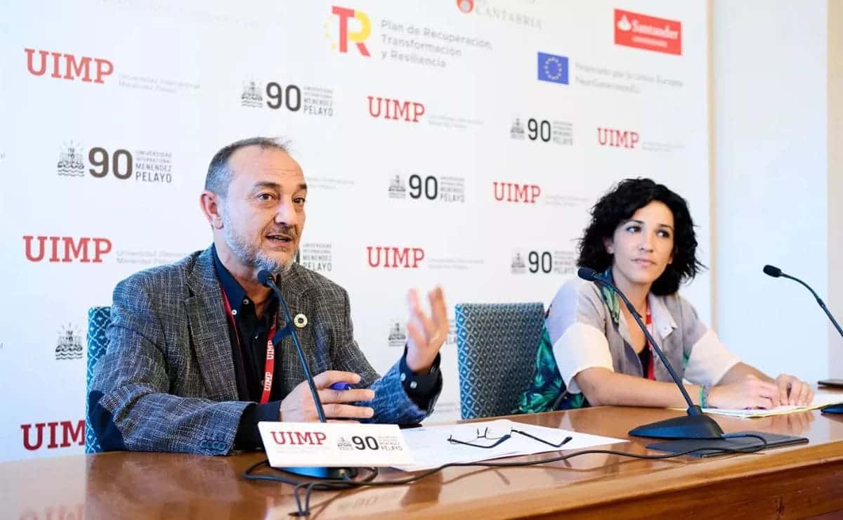 Luis Albarto Barriga, director del IMSERSO, y María Antonia Morillas, directora del Instituto de las Mujeres, en una rueda de prensa en la Universidad Internacional Menéndez Pelayo (UIMP)