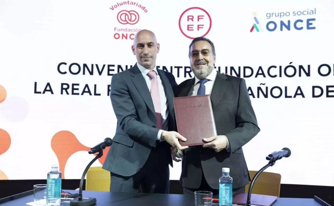 Luis Rubiales y Miguel Carballeda tras firmar el acuerdo entre la RFEF y el Grupo Social ONCE