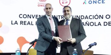 Luis Rubiales y Miguel Carballeda tras firmar el acuerdo entre la RFEF y el Grupo Social ONCE