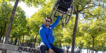 El jugador de Padel en silla de ruedas Coco Bernal portando su silla Panthera U3L