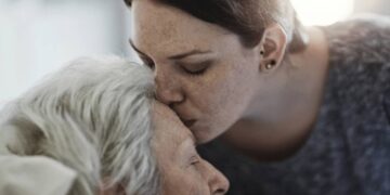 Hija dándole un beso a su madre
