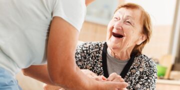 Una persona mayor disfruta del programa 'Madrid te Acompaña'