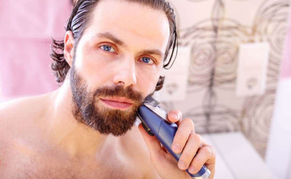 Hombre con maquinilla de afeitar