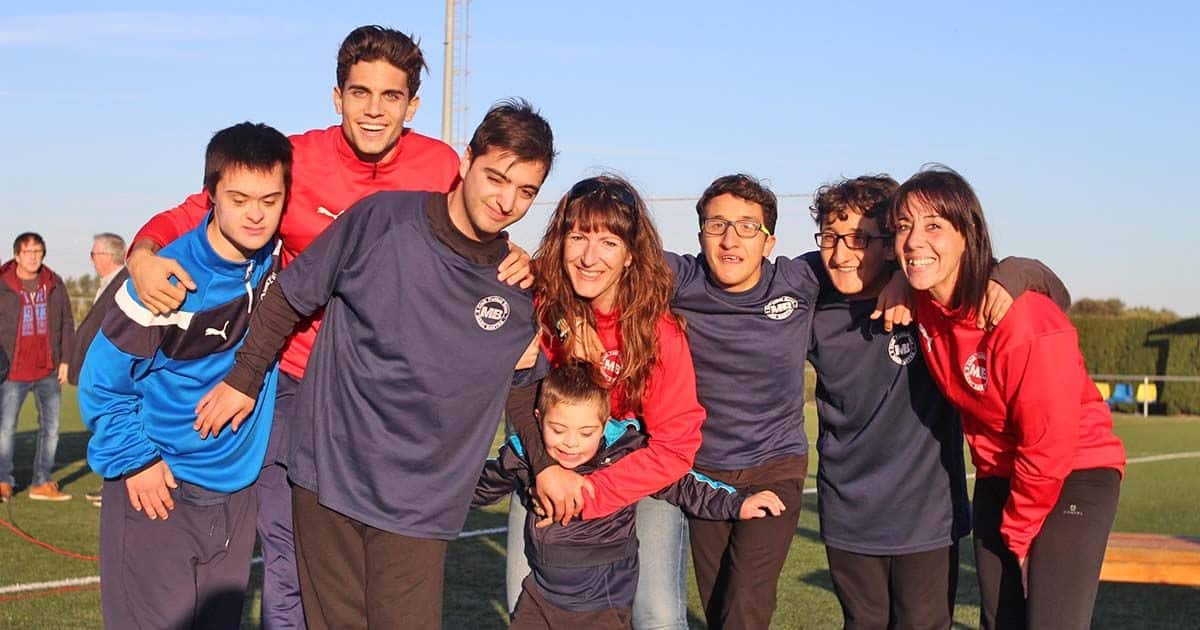 Marc Bartra con varios componentes de su equipo inclusivo